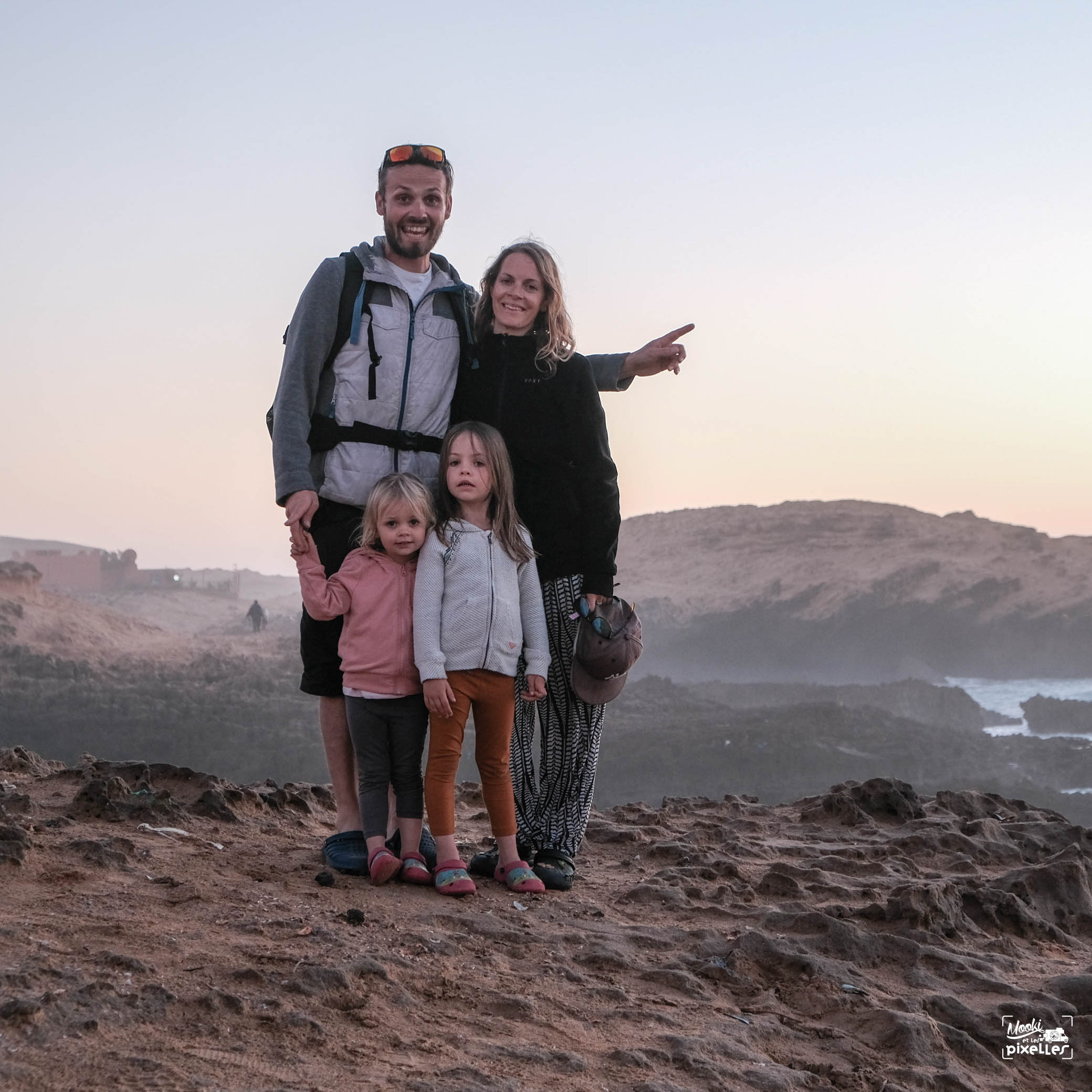 Photo de famille au bord de l'océan