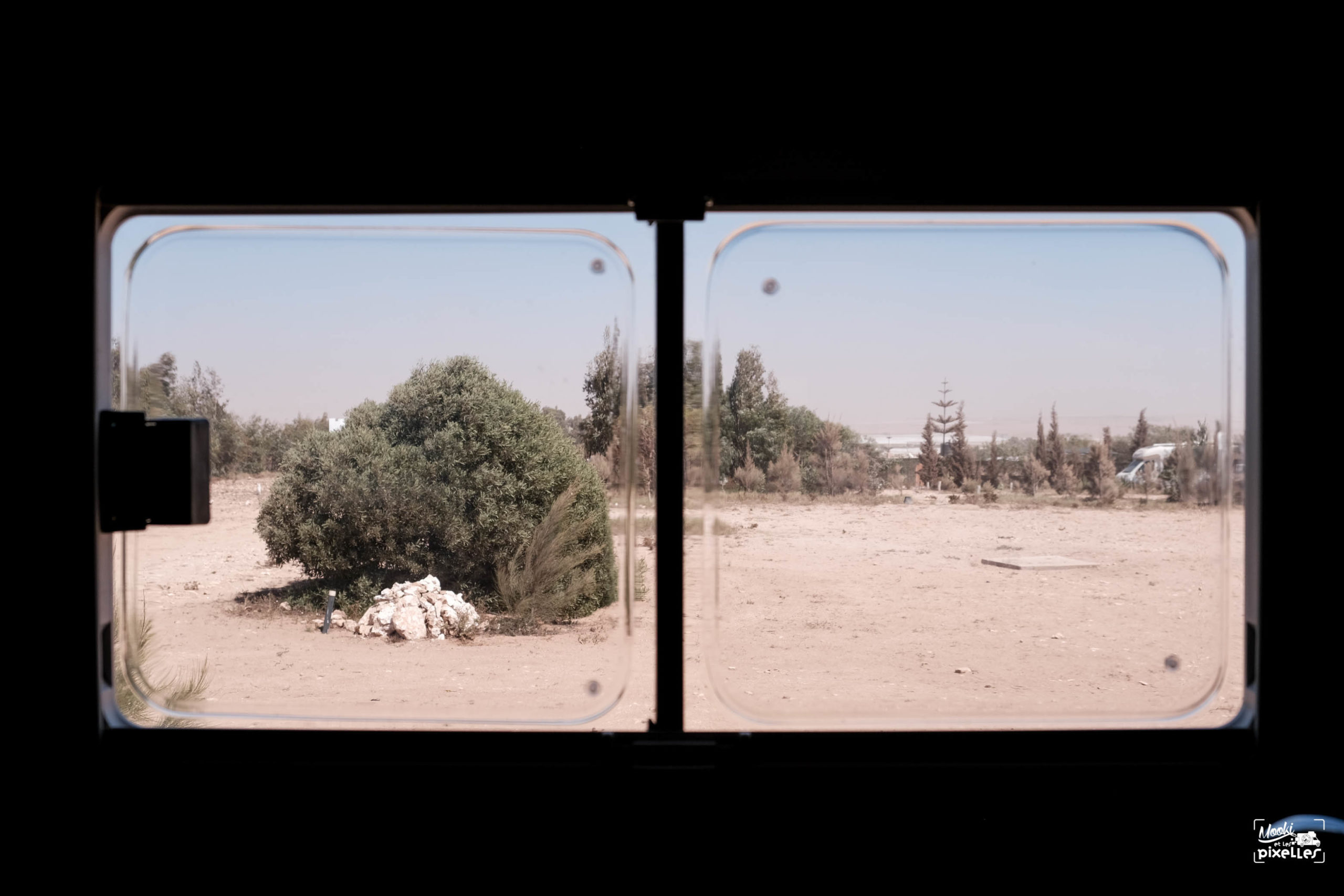 Vue de la fenêtre du camping car pendant le confinement au Maroc