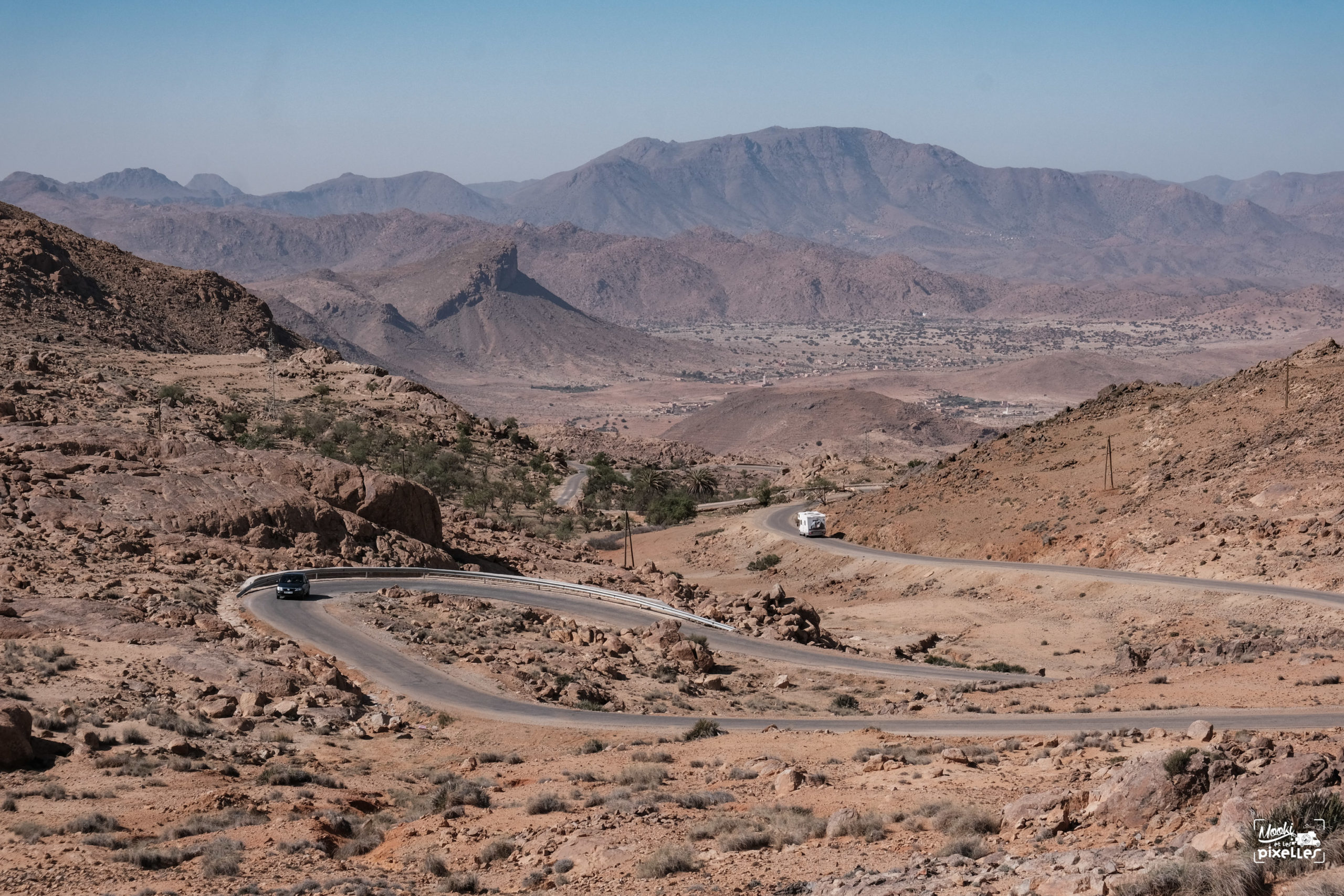 Route au dessus de Tafraoute au Maroc