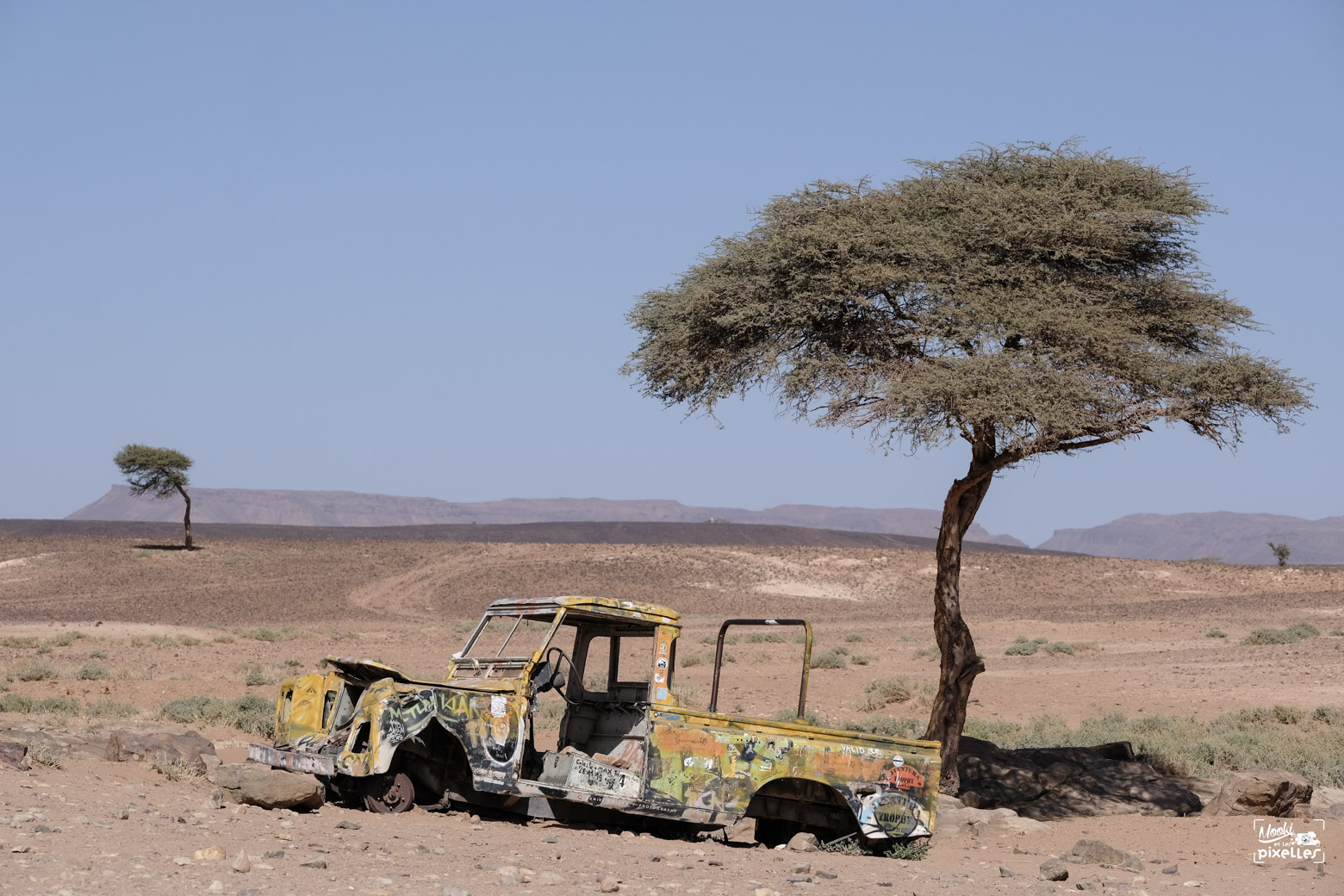 Land Rover abandonné dans le désert du Sahara