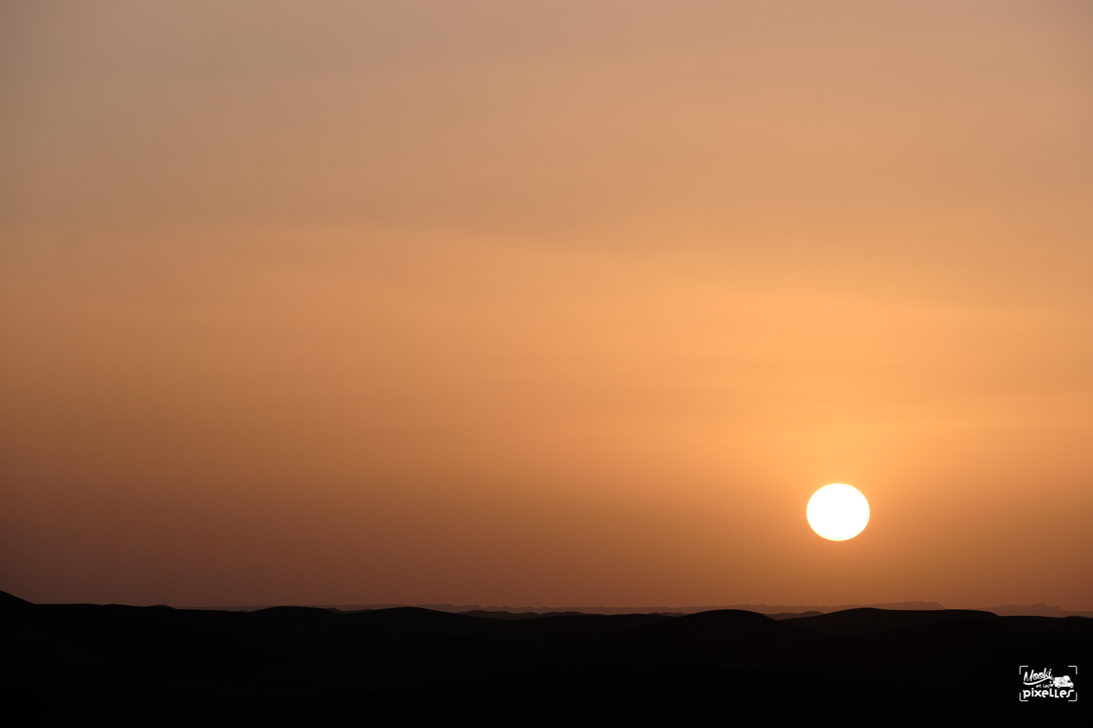 Coucher de soleil dans le désert du Sahara