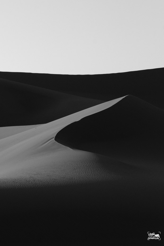 Photo noir et blanc dans le désert du Sahara