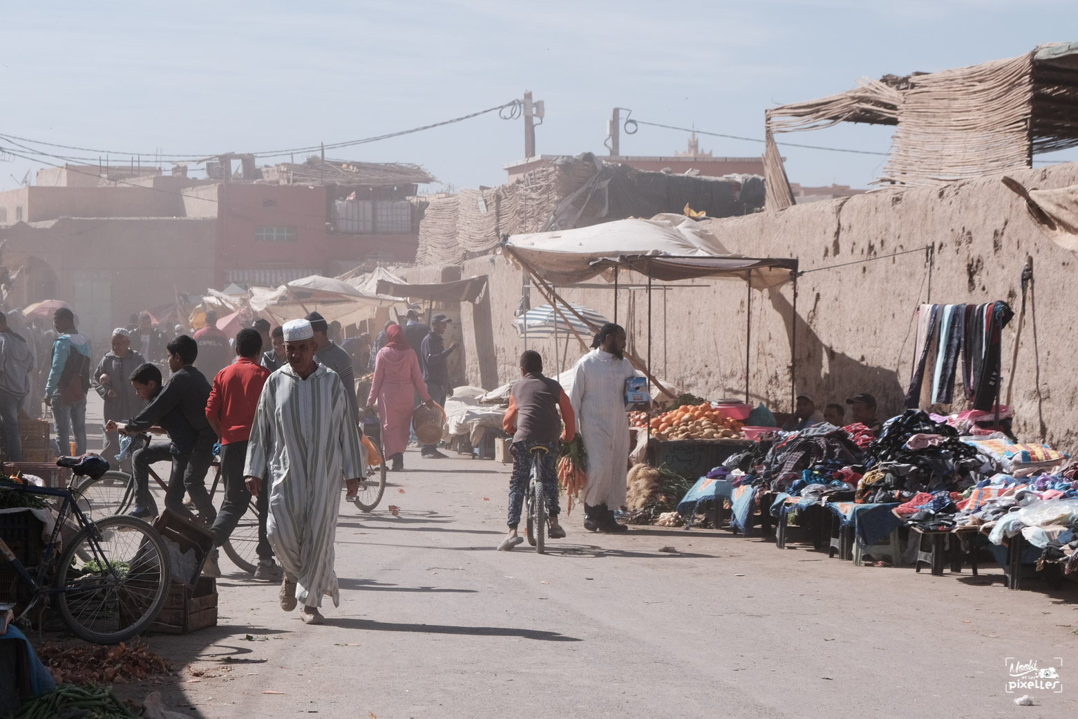 l'ambiance du souk de risani dans le sud du maroc