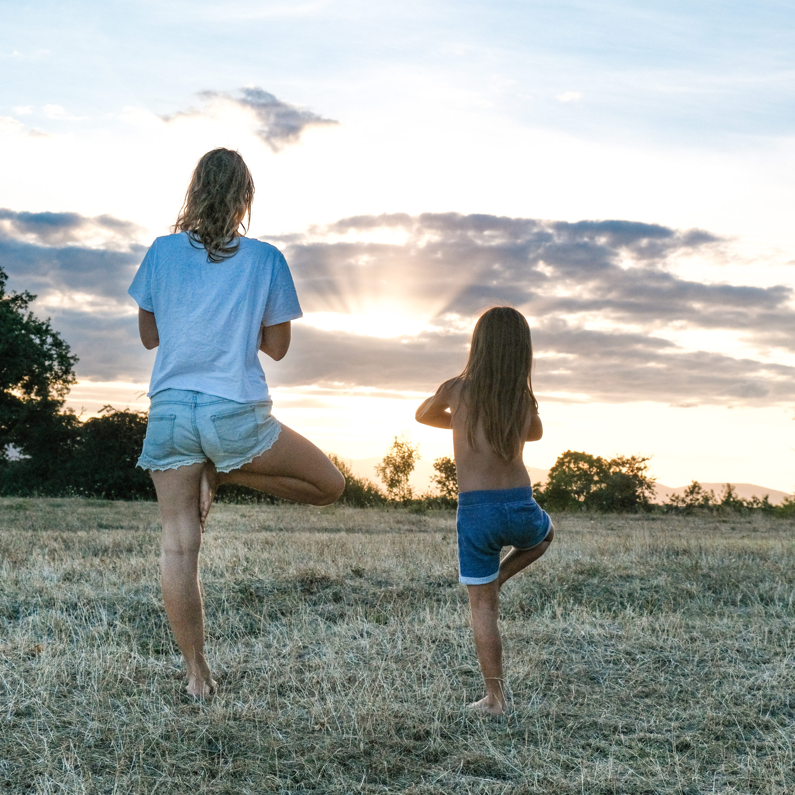 Une maman fait du yoga avec sa fille