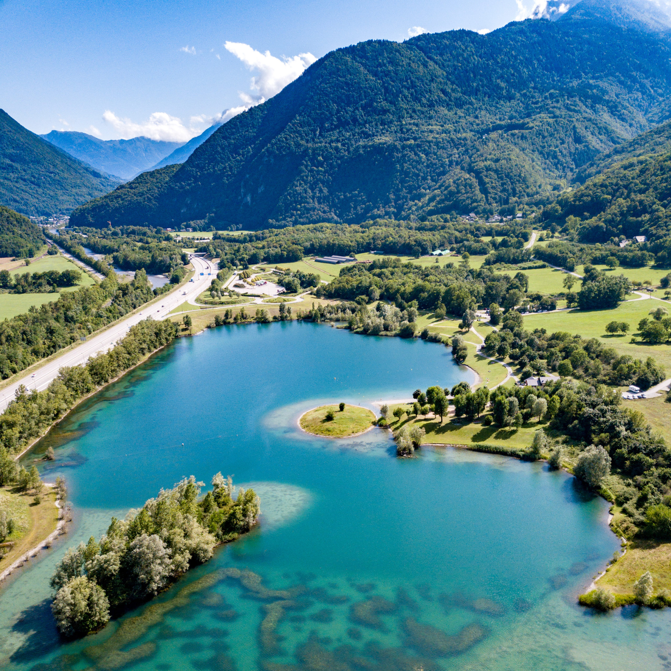 Photo aérienne d'un lac prise par un drone