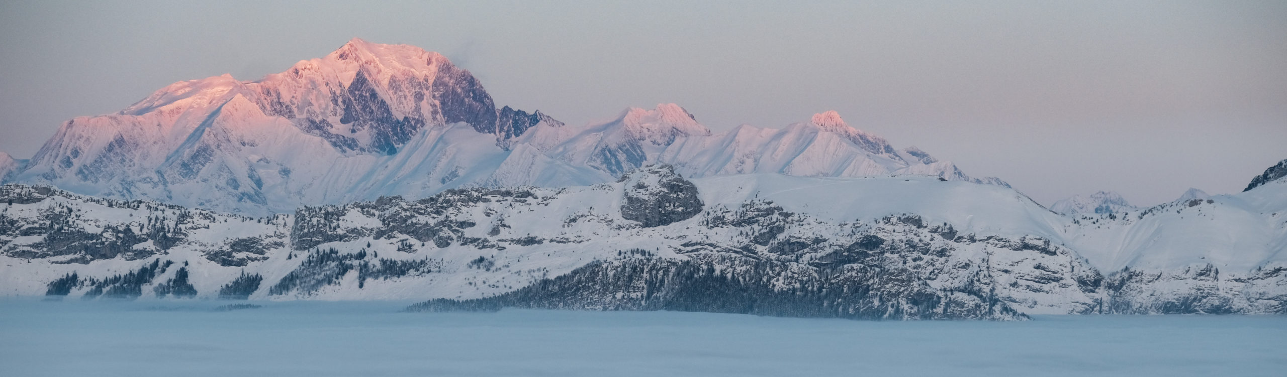 Vue imprenable sur le Mont Blanc avec mer de nuages