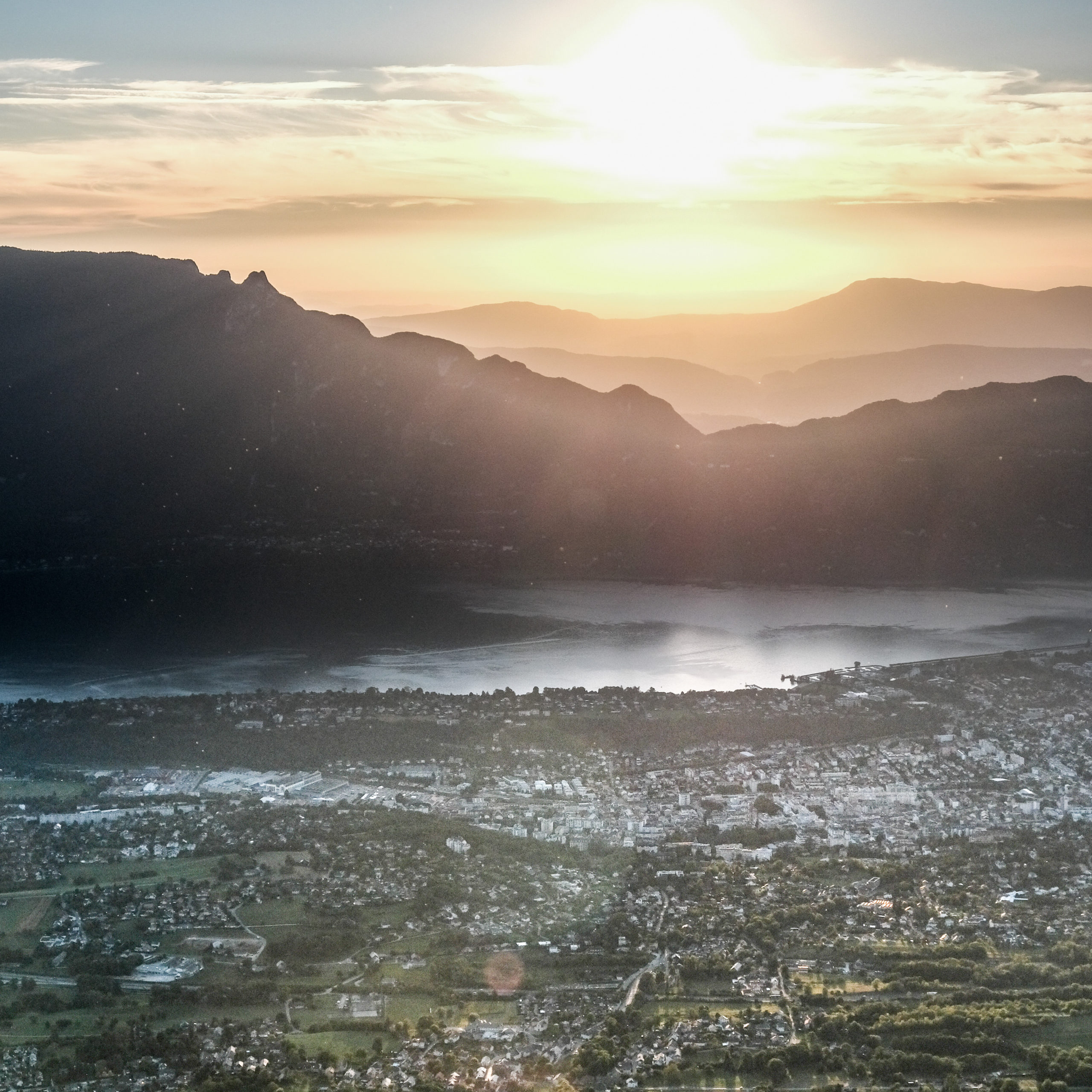 Coucher de soleil sur le lac du bourget en Savoie